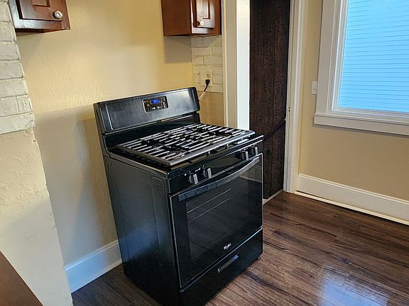 4th image of 126 Carbon St
