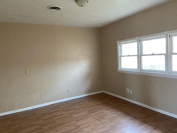 3rd image of 906 W 17th St