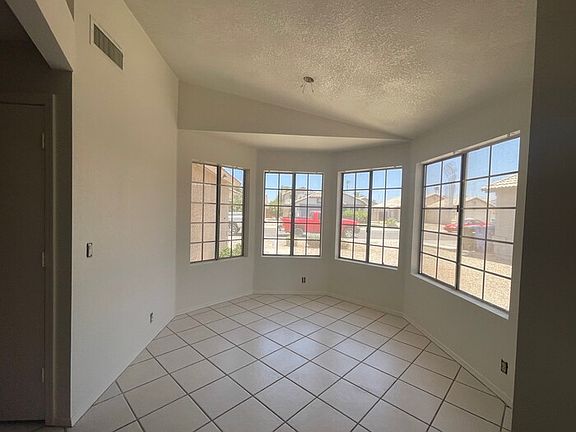 5th image of 3019 E Topeka Dr