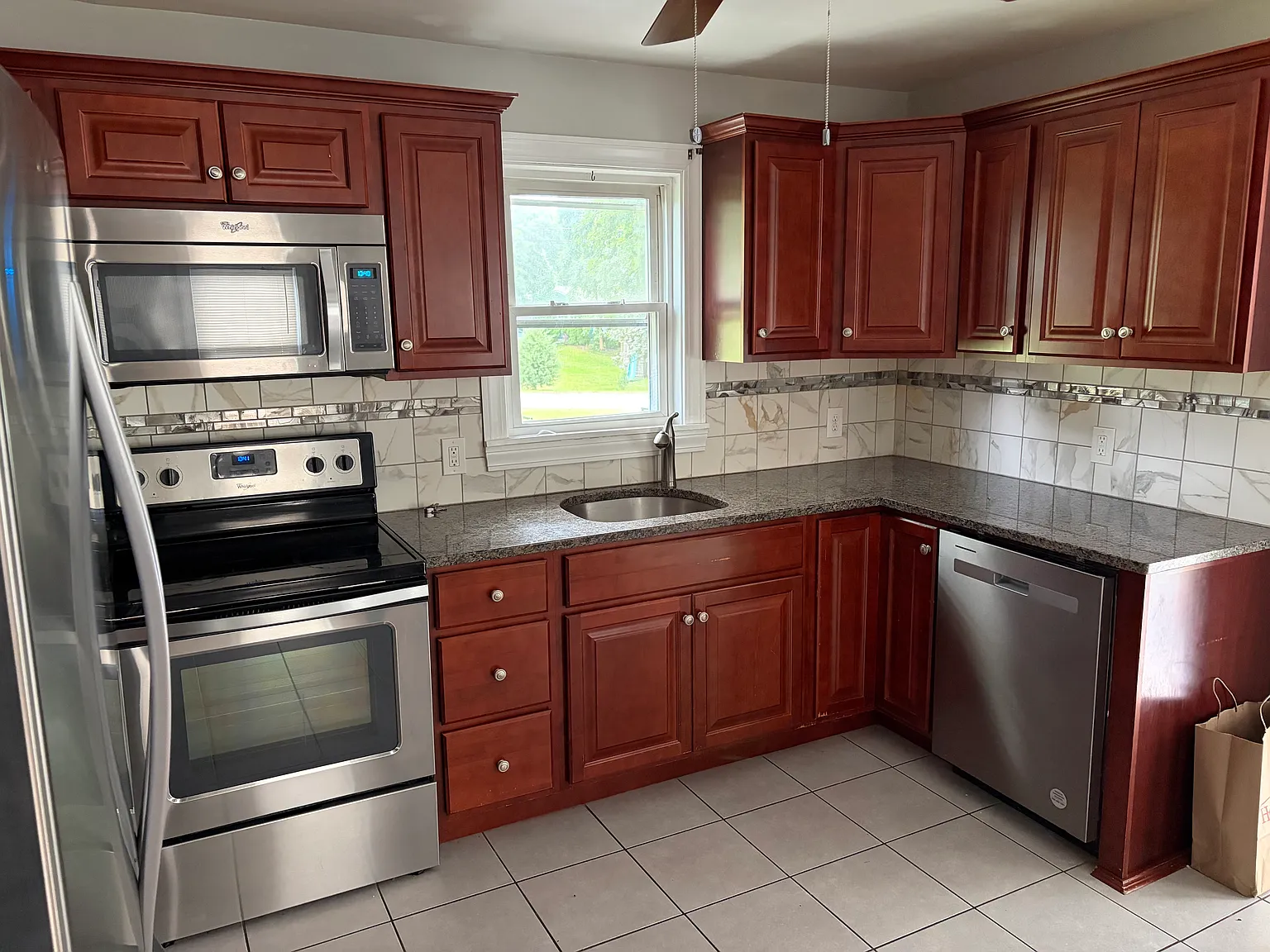 3 bed, 936 sqft, $2,400 — Photo 3
