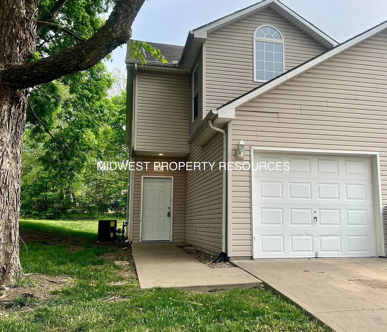 Highly Desired 3 Bd End Unit For Lease in Pleasant Hill | Offered by Midwest Property Resources — Photo 1