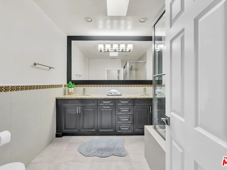 326 N Doheny Dr — Photo 13