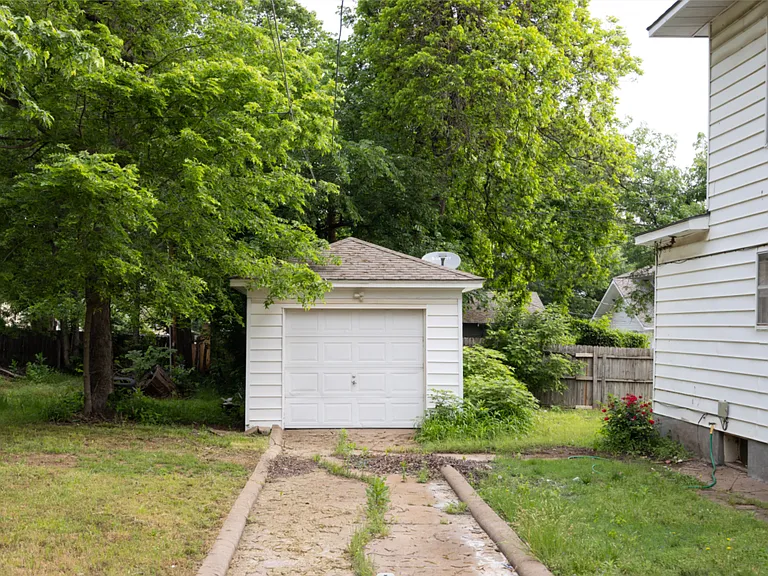 413 E Hazel Ave — Photo 3