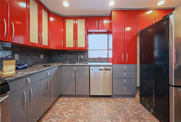 Sold by Momentum Real Estate LLC | media 7