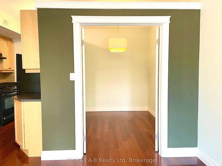 555 King St E #204 — Photo 5