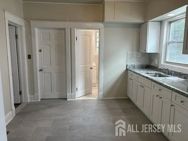 331 Somerset St — Photo 9