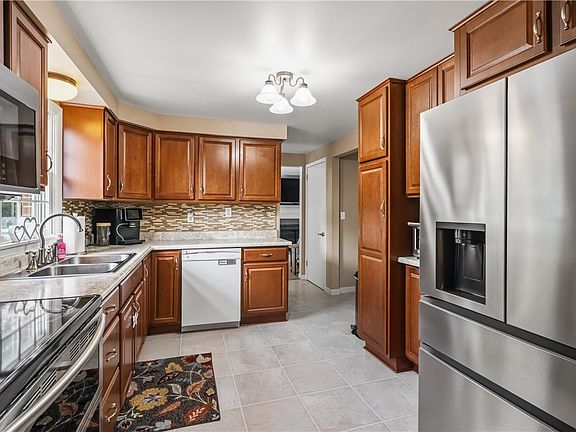 5th image of 137 Windsor Dr