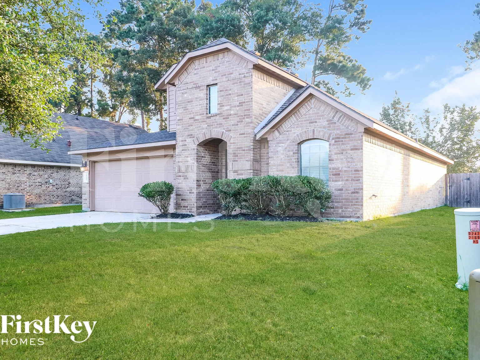 4 bed, 2.5 bath, 2327 sqft, $2,095 — Photo 2