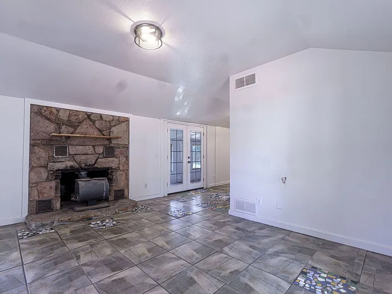 1021 W South Ave — Photo 13