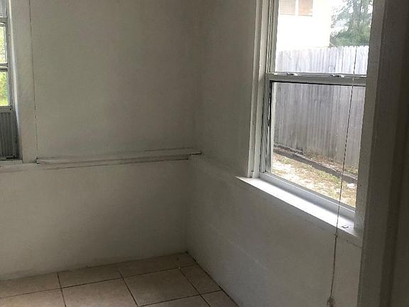 4th image of 2251 Bay St #2253