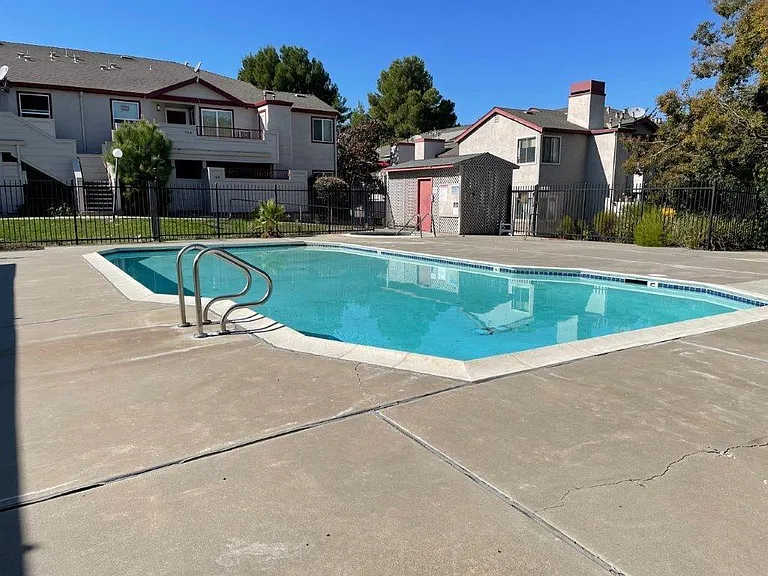 472 Lancaster Ln — Photo 29