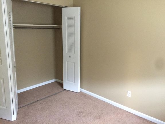 5th image of 974 Villa Dr APT 3