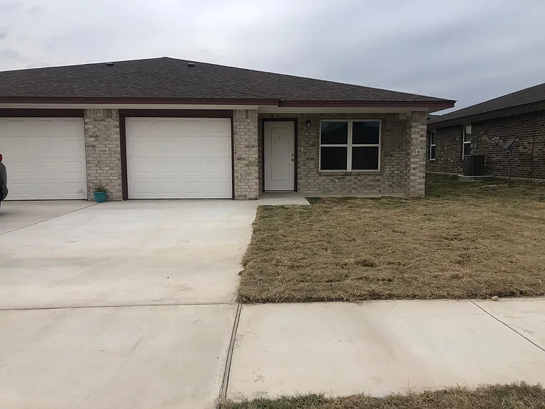 1818 Castroville Trl #B — Photo 1