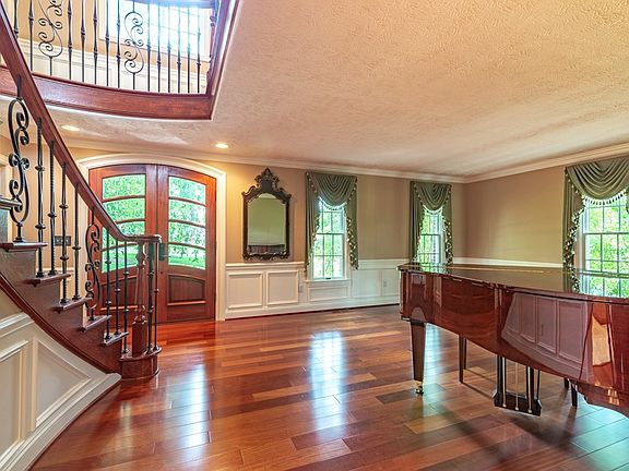 5th image of 371 Augusta Dr