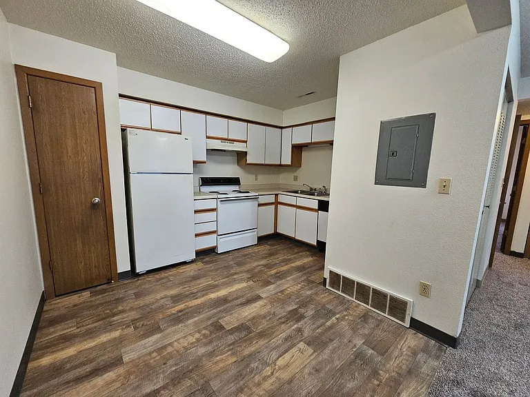 2470 Lakeside Dr — Photo 6