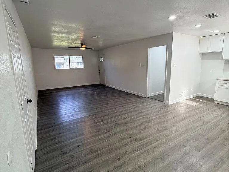 2426 Dupont St — Photo 2