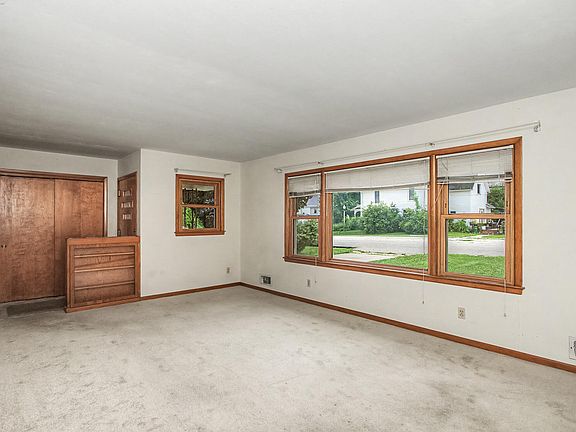 3rd image of 321 Edwards St
