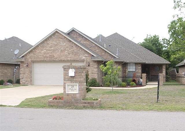 1st image of 25 NW Heatherstone Dr