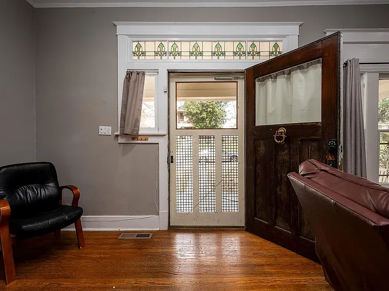 1347 Harbert Ave — Photo 3