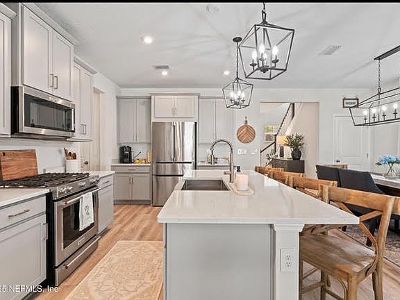 5th image of 571 Meadow Creek Dr