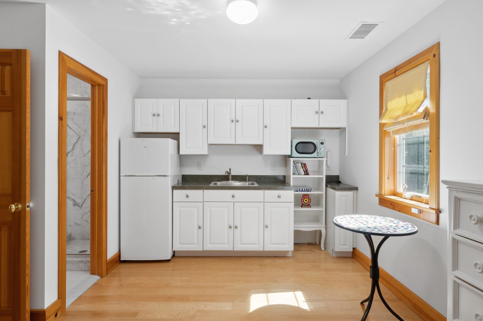  Guest Bedroom #5: En-Suite, Kitchenette and Separate Entrance