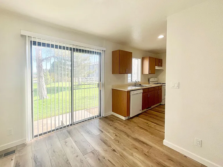 4686 Oak St — Photo 3