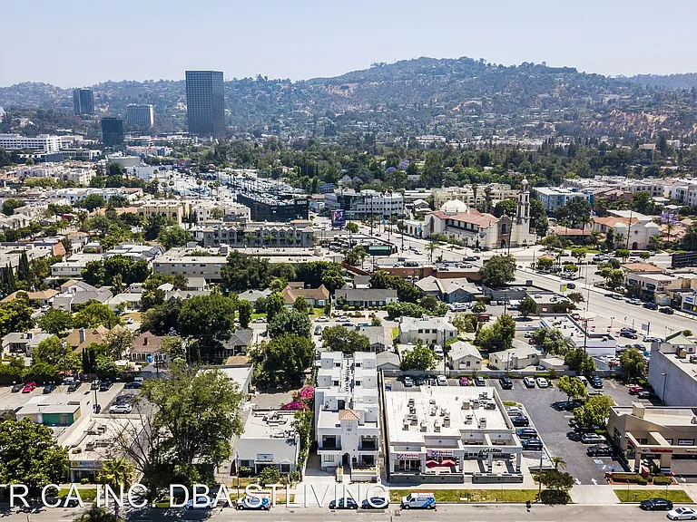 10748 Riverside Dr — Photo 11