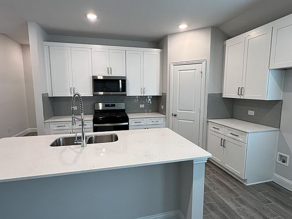 3rd image of 712 Palazzo Pl