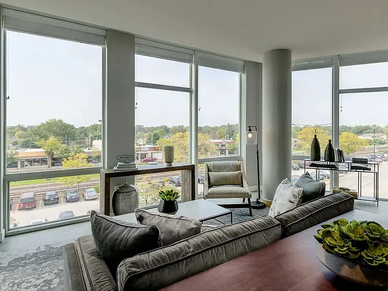 20 West — Photo 10