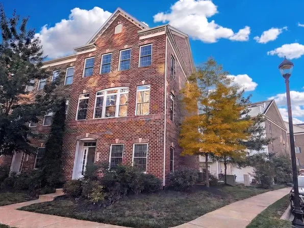 3179 John Glenn St, Herndon, VA 20171