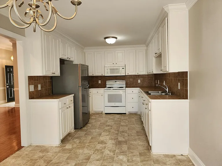 381 Rosemount Dr — Photo 6