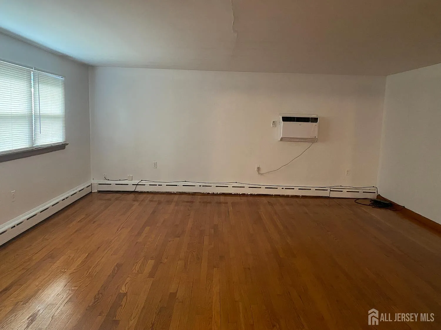 3 bed, 1.0 bath, 2448 sqft, $2,500 — Photo 3