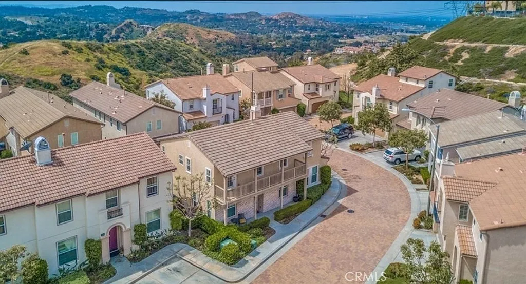 3 bed, 2.5 bath, 1985 sqft, $4,500 — Photo 2