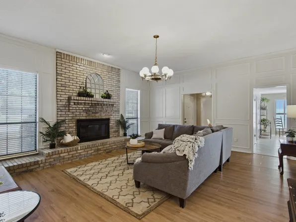 2940 S Creekwood Dr, Grapevine, TX 76051