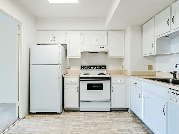3rd image of 250 Hammond Pond Pkwy APT 1007S