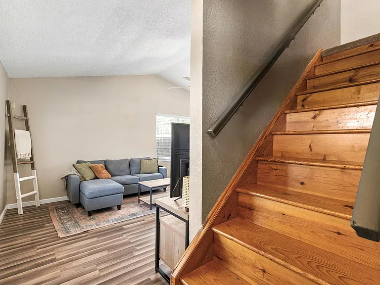 11004 Elm St — Photo 3