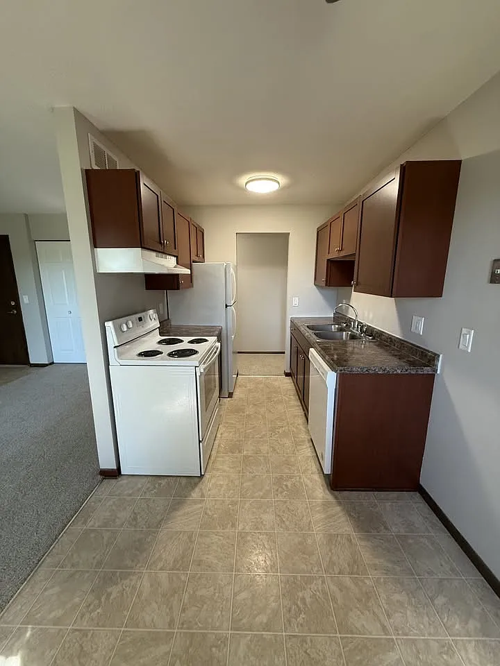 Evergreen East Apartments — Photo 3
