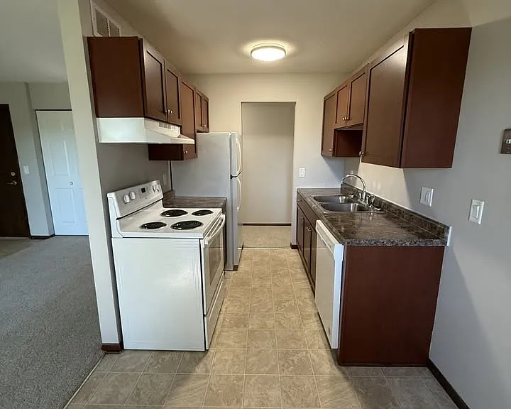Evergreen East Apartments — Photo 2