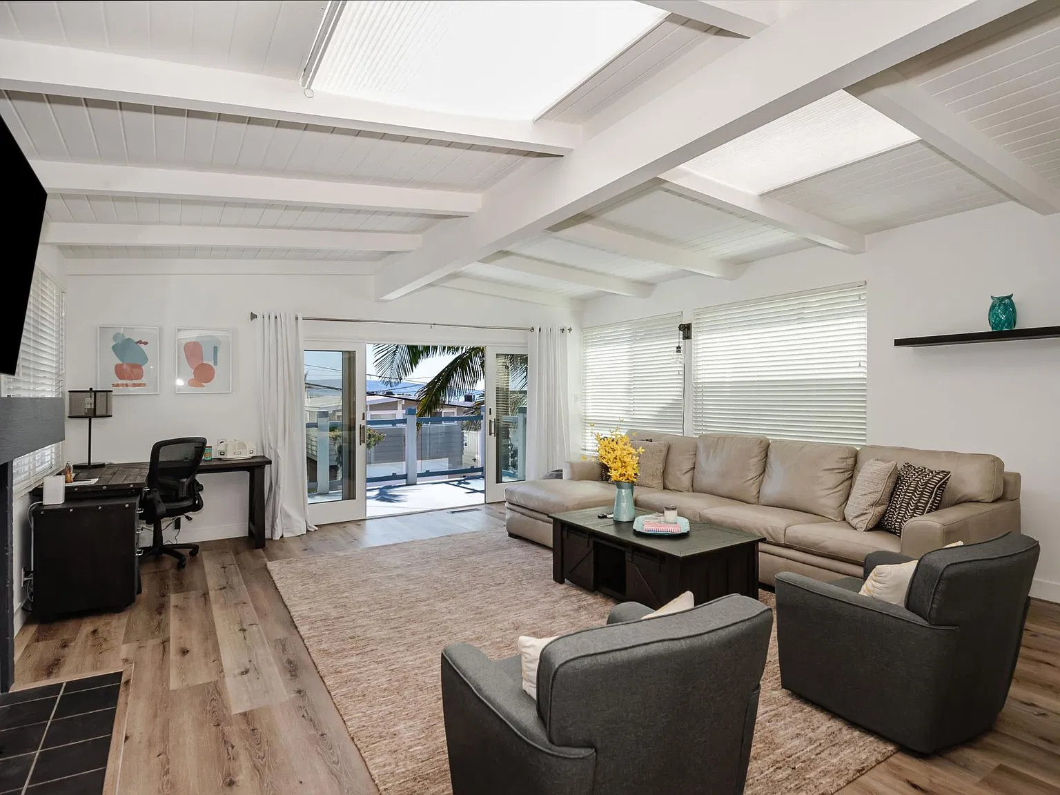 3 bed, 1950 sqft, $9,950 — Photo 3