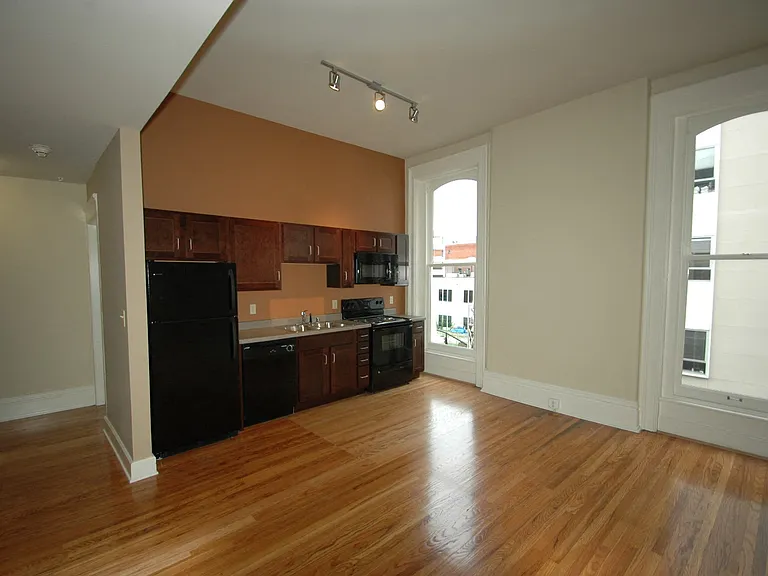 566 S 4th St — Photo 23
