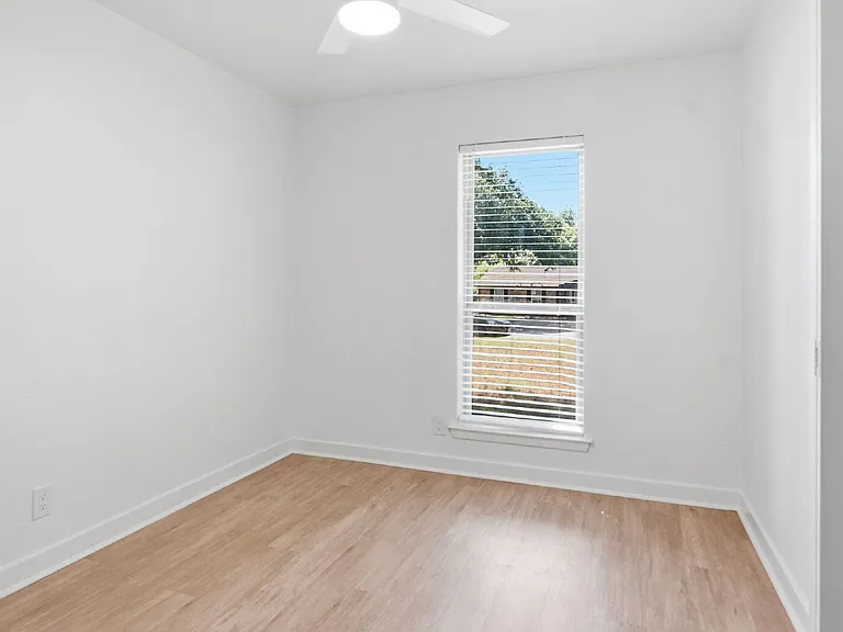 809 James St — Photo 22