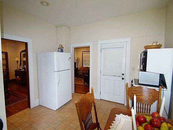 5th image of 209 E Luhn St