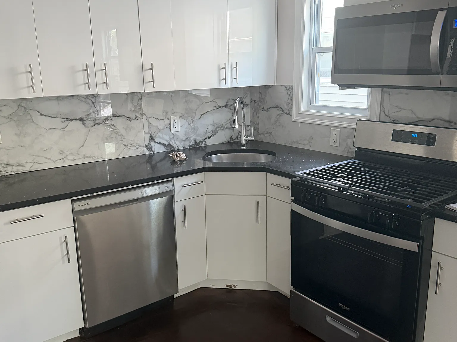 2179 Light St — Photo 3