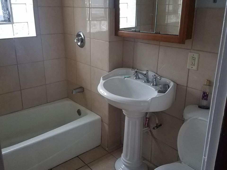 Bathroom - 2 Bedroom before remodeling