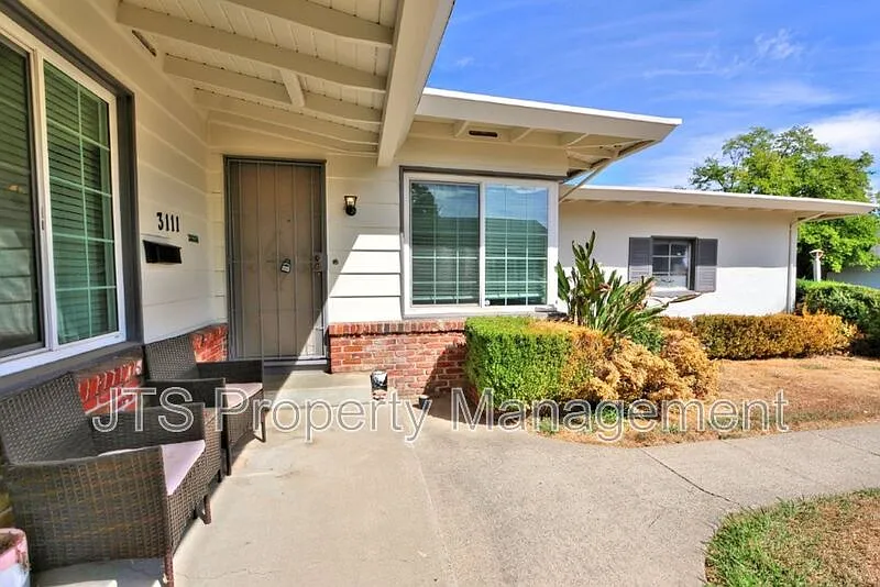 2 bed, 1.0 bath, 900 sqft, $1,600 — Photo 3