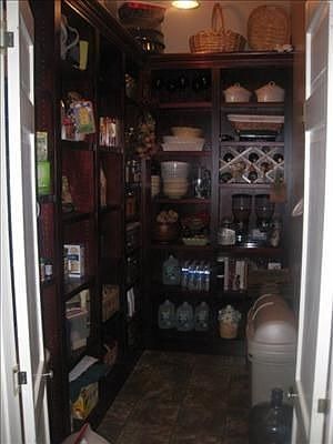 5th image of 361 Valley Dr