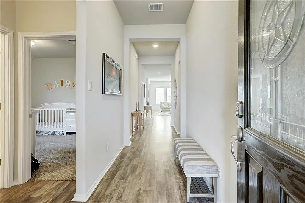 3 bed, 2.0 bath, 2150 sqft, $2,250 — Photo 2