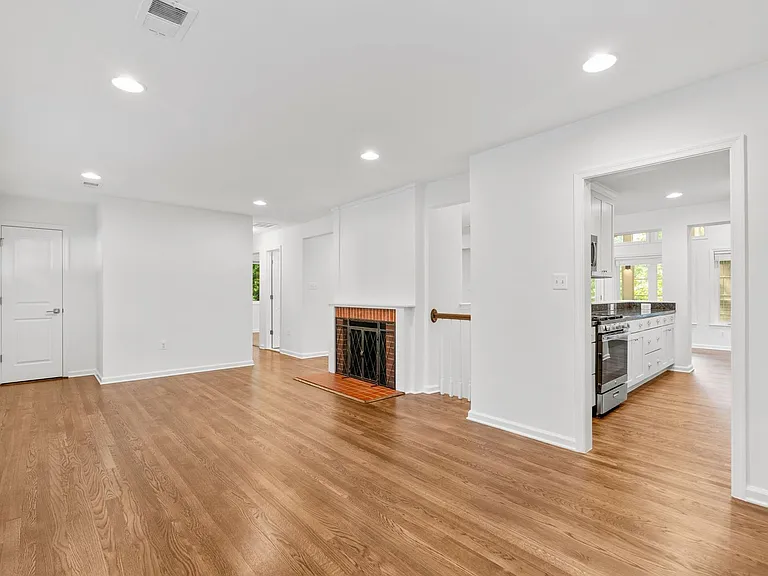 109 Devon Ct — Photo 4