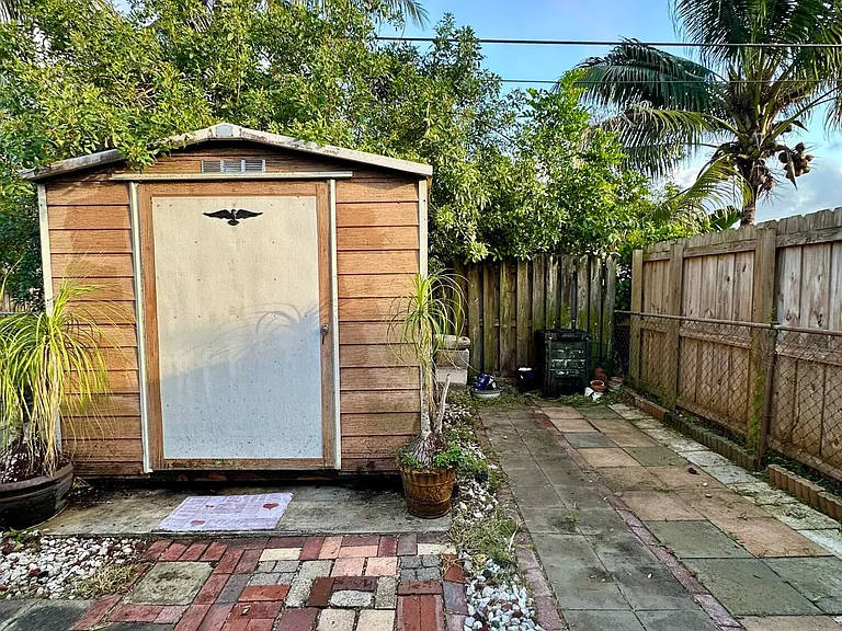 7000 SW 11th St — Photo 45