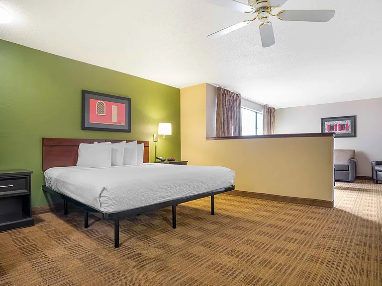 Deluxe Studio - 1 King Bed